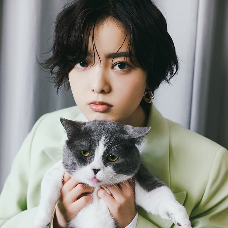 猫と平手友梨奈 過去最強の組み合わせで登場 チェキのプレゼントも Vivi 猫と平手友梨奈 過去最強の組み合わせで登場 チェキのプレゼントも Vivi