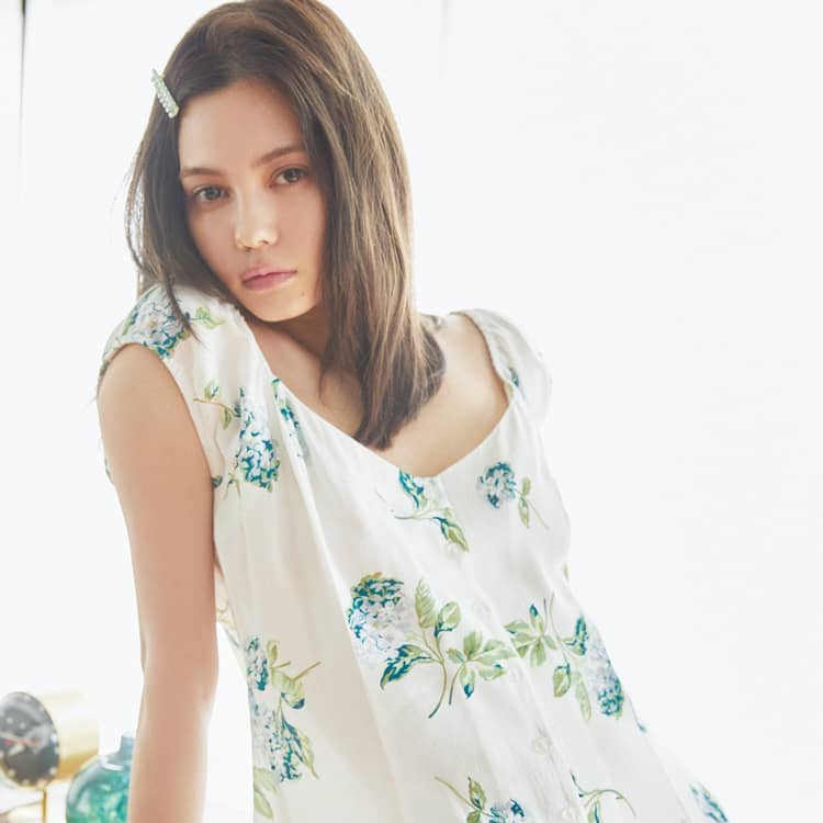 抜け感ある肌見せを さらっとセクシーな パリジェンヌ スタイル Vivi