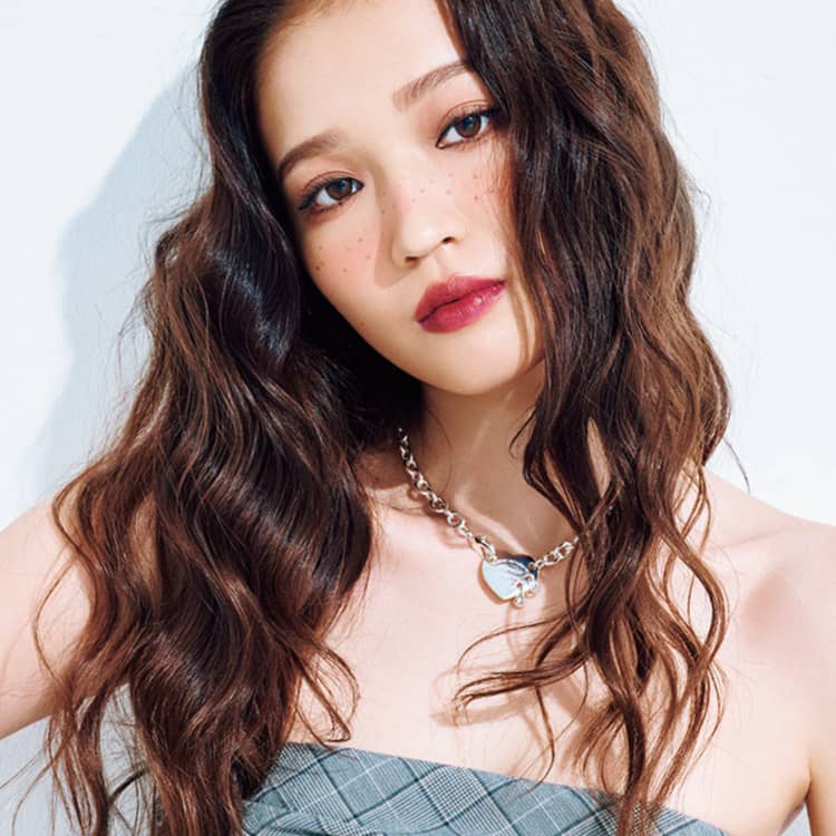 やっぱり映え重視！夏はオレンジメイクに“そばかす”をプラスして♡ | ViVi