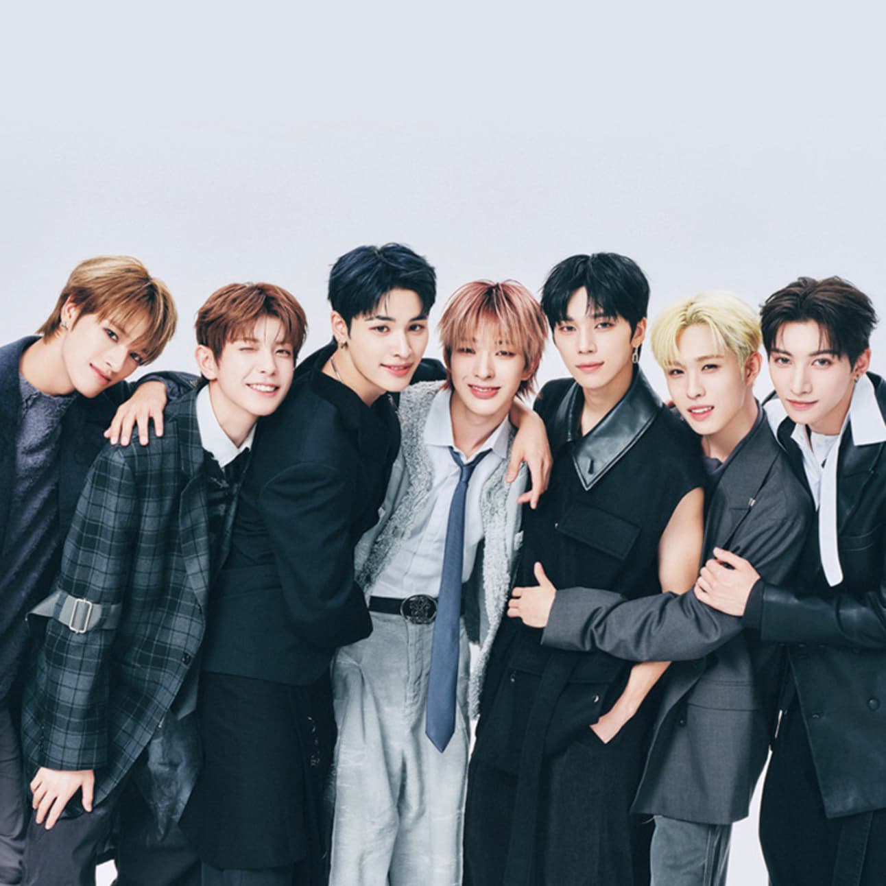 Dmmアダ ジャンル さらにネイルがキラキラしていてメイクもバッチリ。