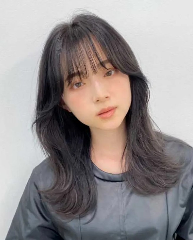 首周りのくびれが女性的なレイヤーカット