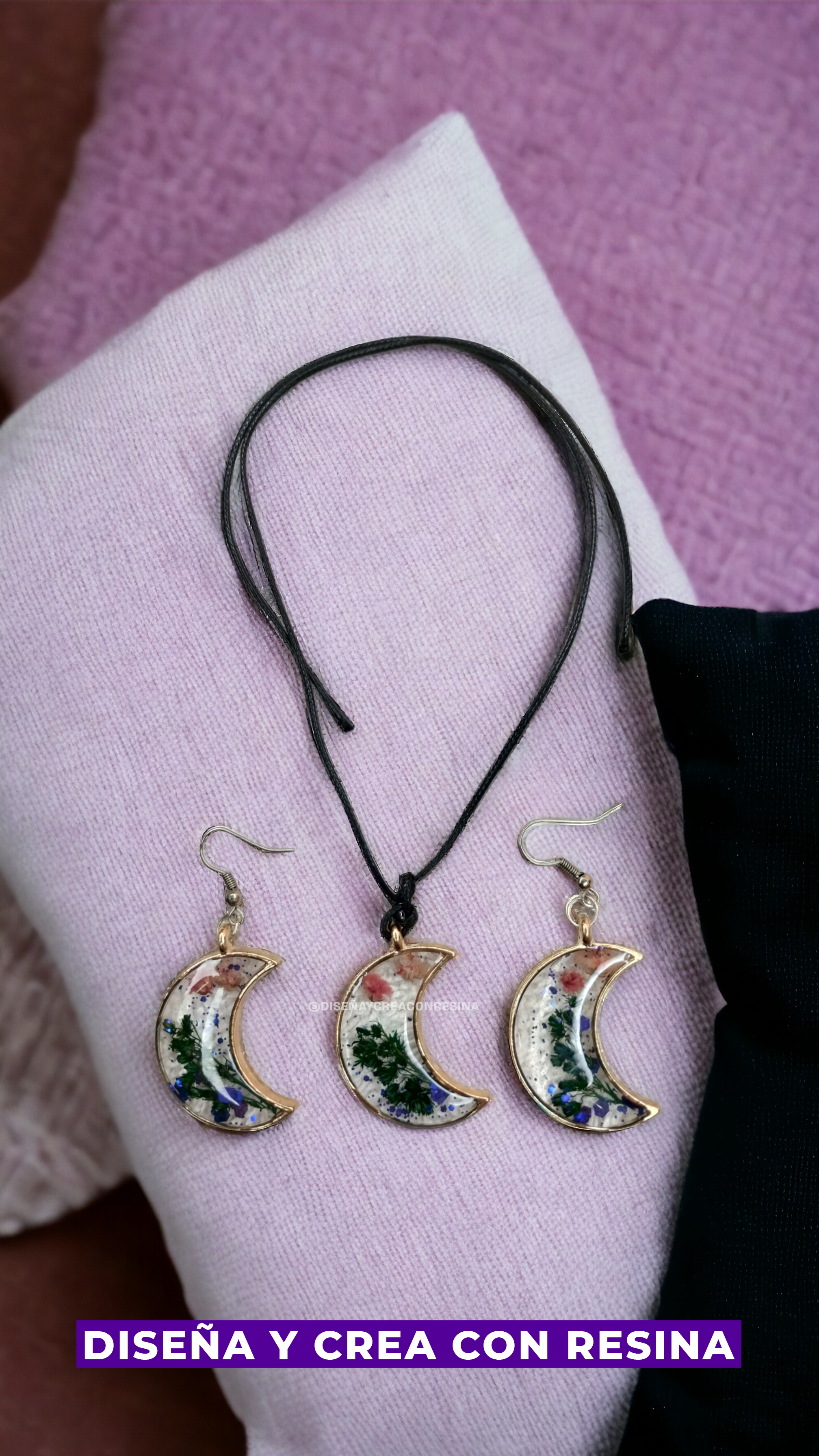 Pieza de joyería en resina epóxica con acabado cristalino