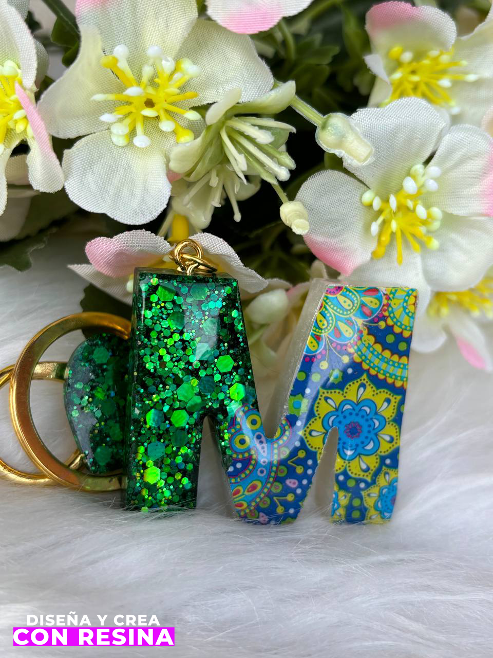 Llaveros artesanales personalizados en resina epóxica con foil y glitter