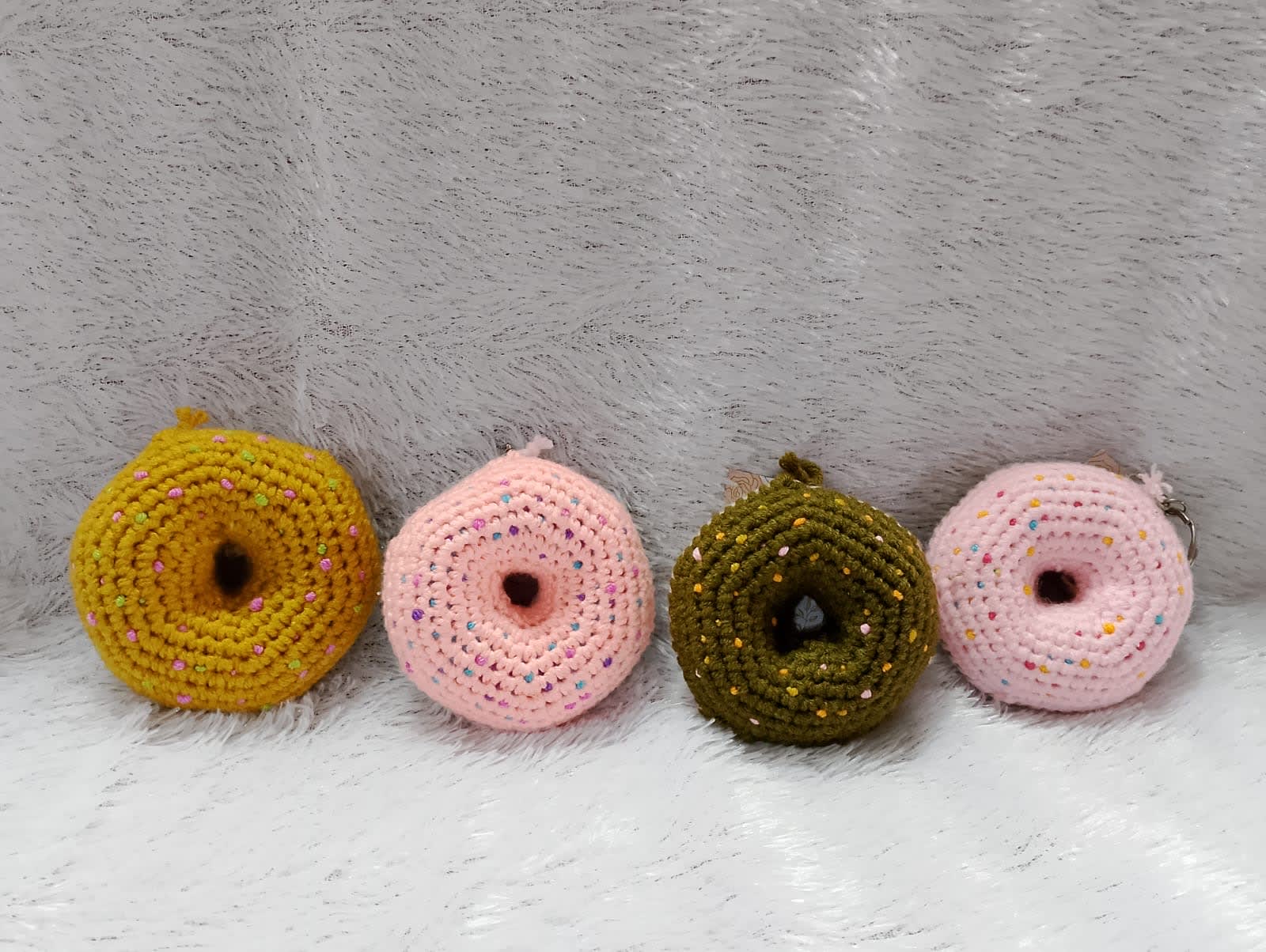 Gantungan Kunci Rajut (Donat)