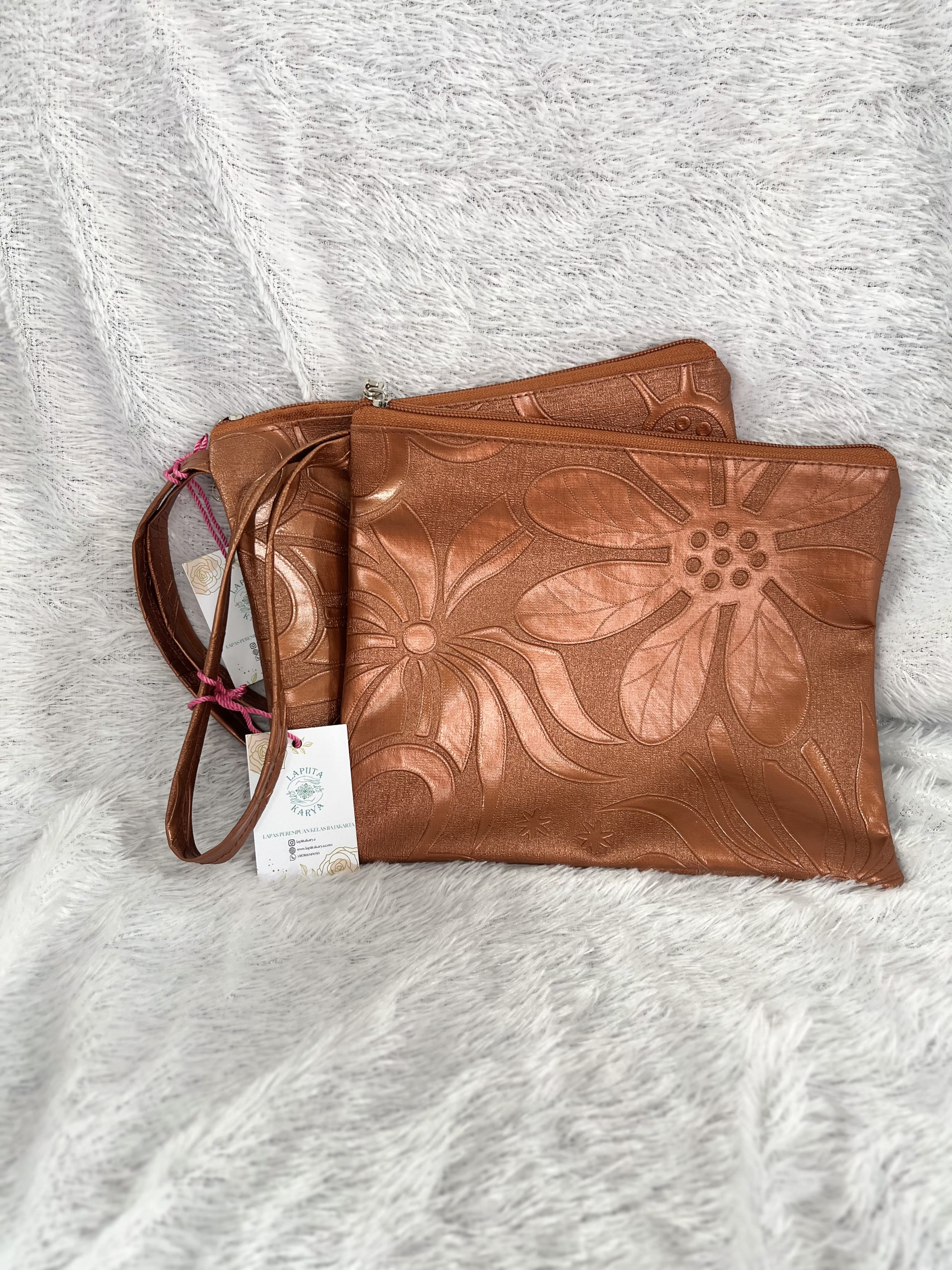 Pouch Kulit Sintetis Sedang (Timbul Bunga Gold)