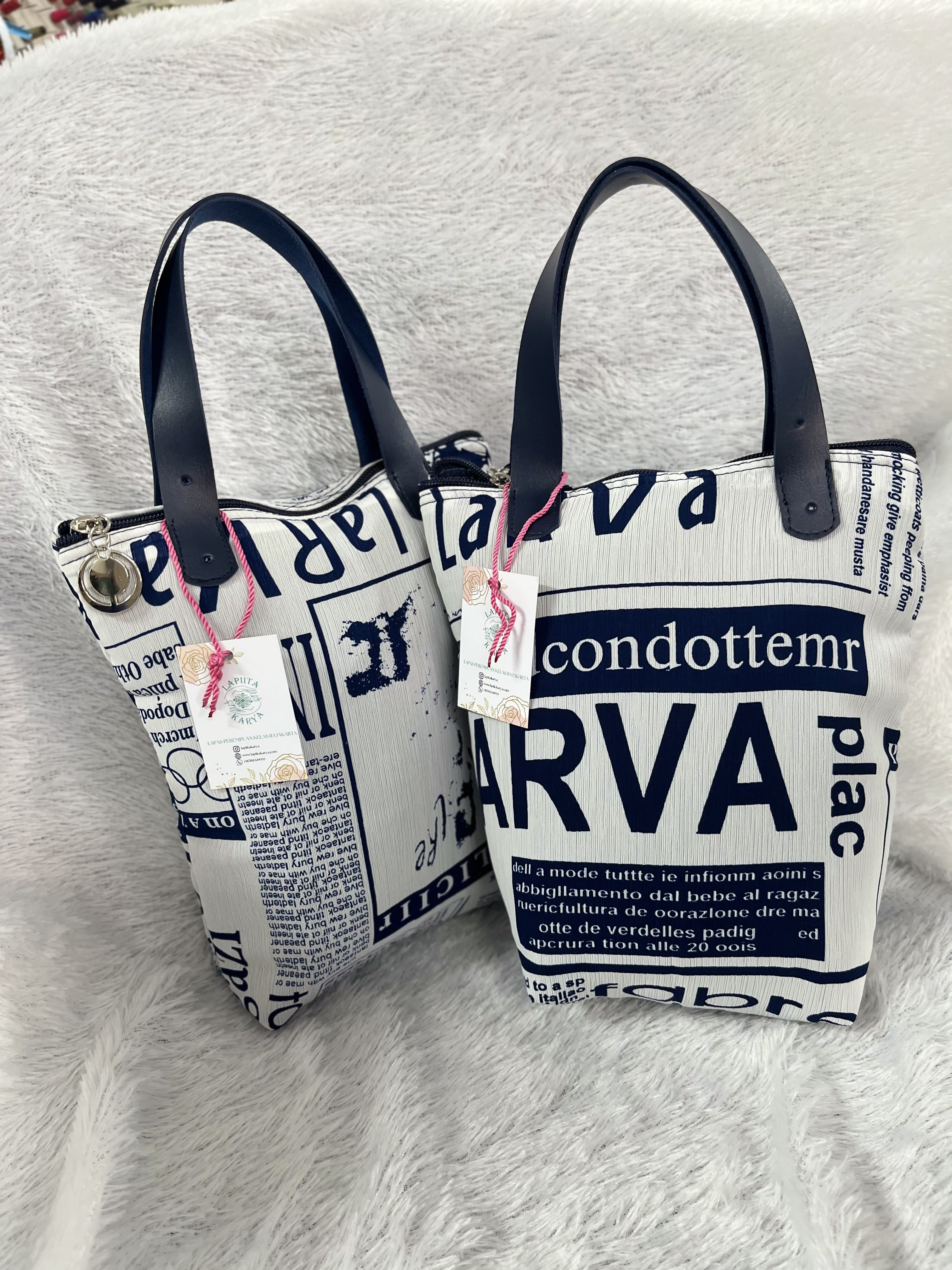 Tas Kulit Sintetis (Motif Tulisan Navy)