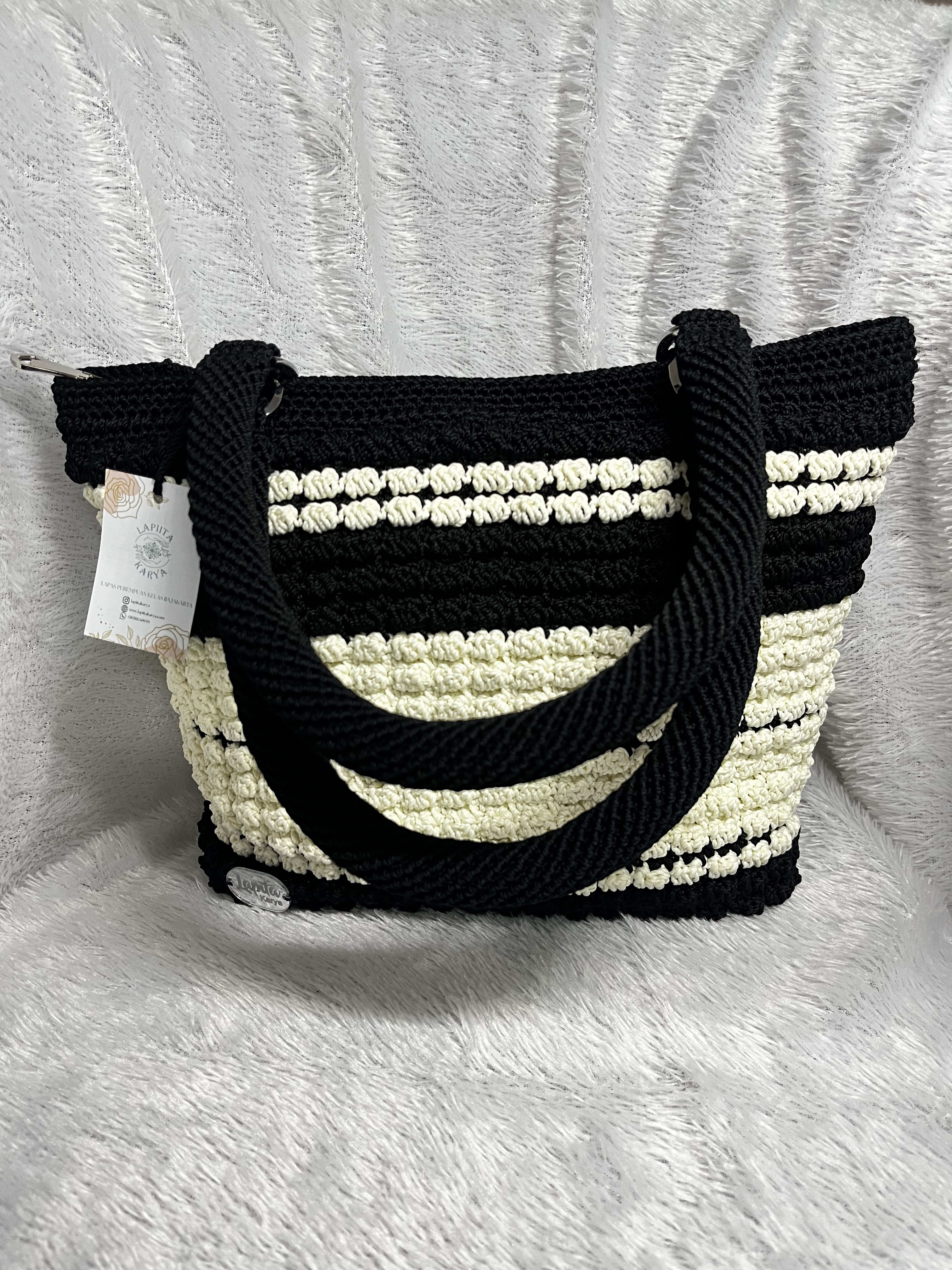 Tas Rajut Hitam Putih