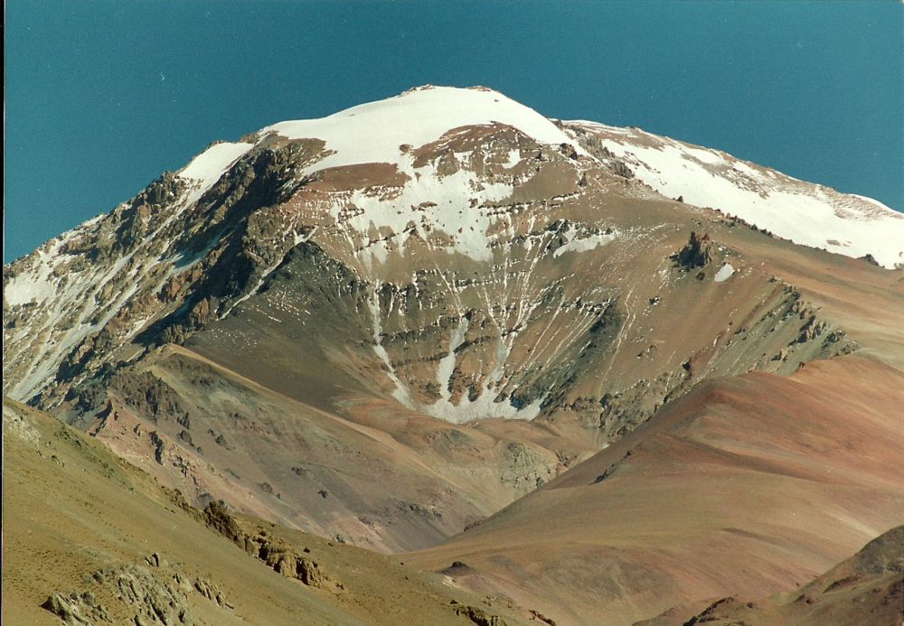 Nev. El Toro (6.160) dep. Iglesia. Es límite con Chile