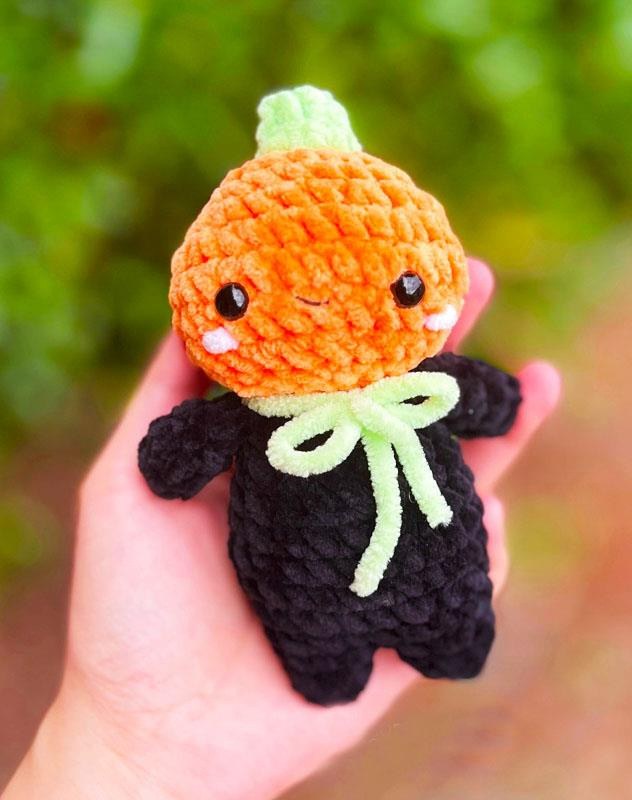 Mini Pumpkin Man Amigurumi