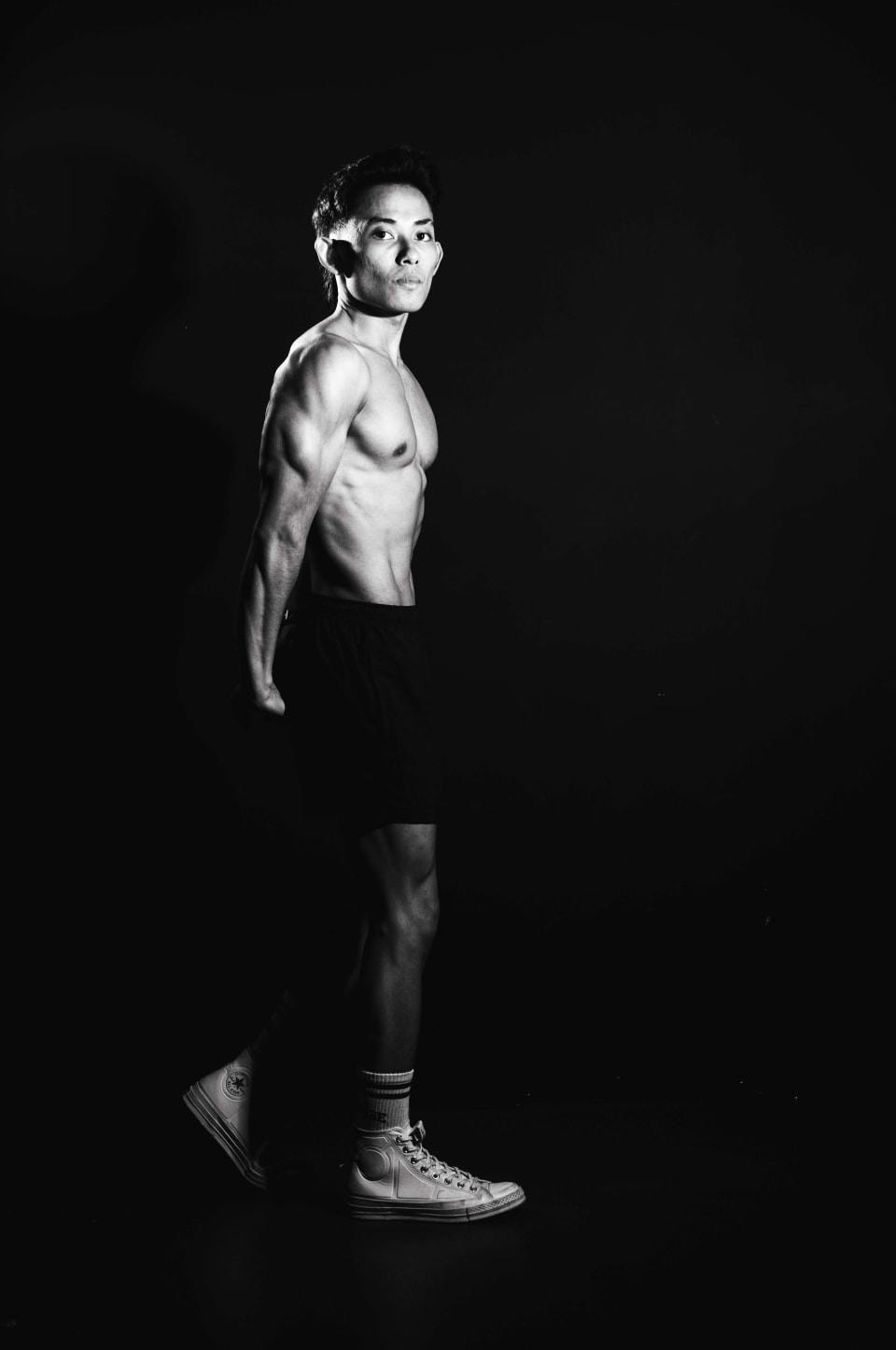 Walking portrait, looking back over the shoulder, single-source light