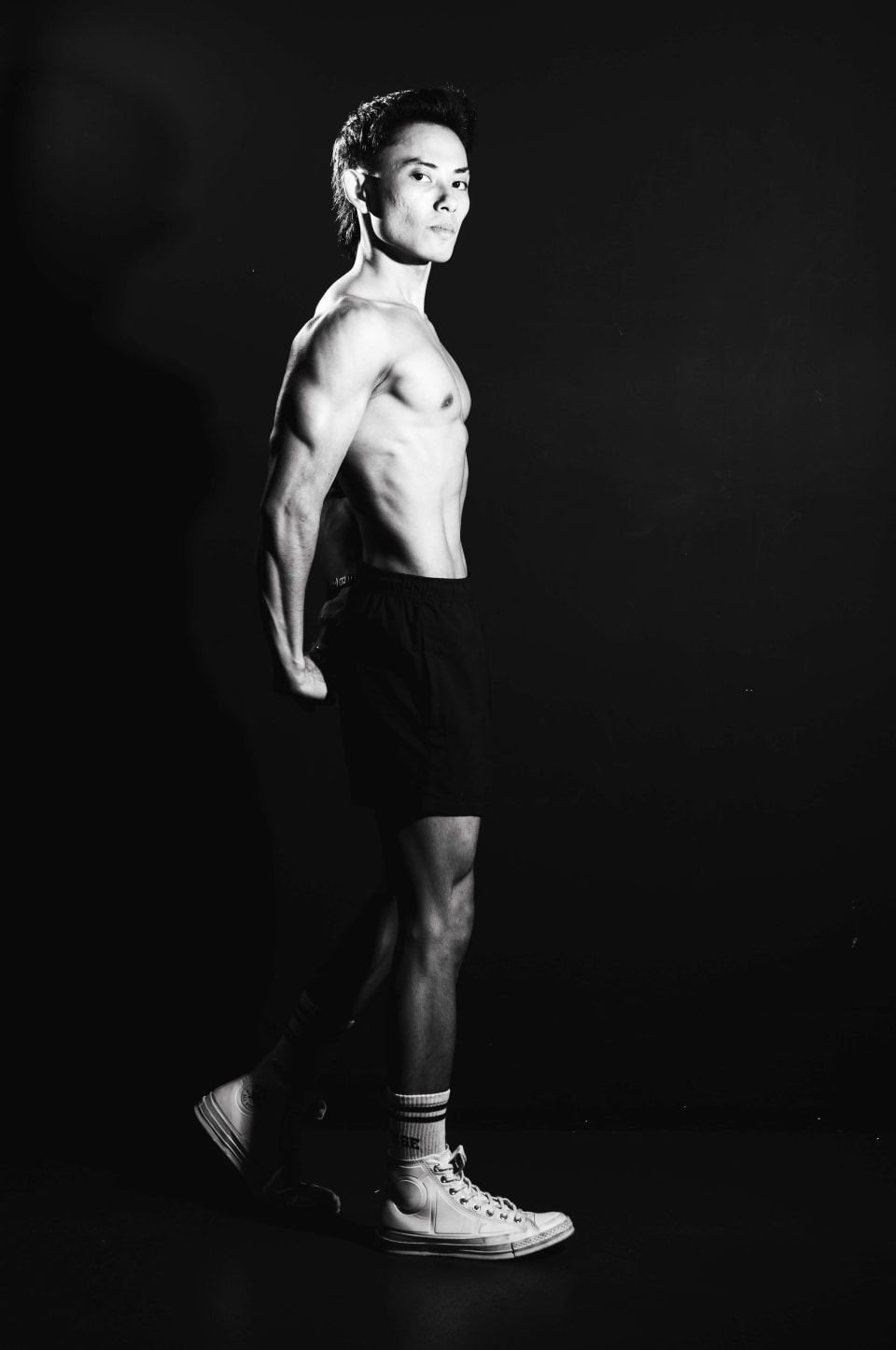 Walking portrait, looking back over the shoulder, single-source light