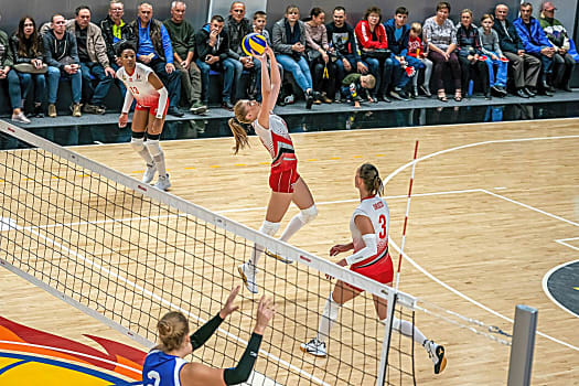 volleynetwork international - athletes - action picture - volleyball professional olena napalkova setting