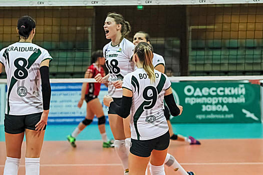 volleynetwork international - athletes - action picture - volleyball professional olena napalkova cheering