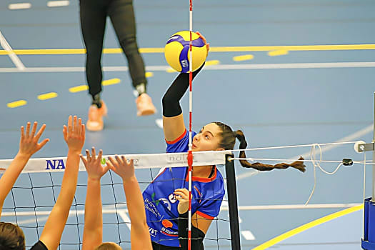 volleynetwork international - athletes - action picture - volleyball professional karolina pidhurska attacking