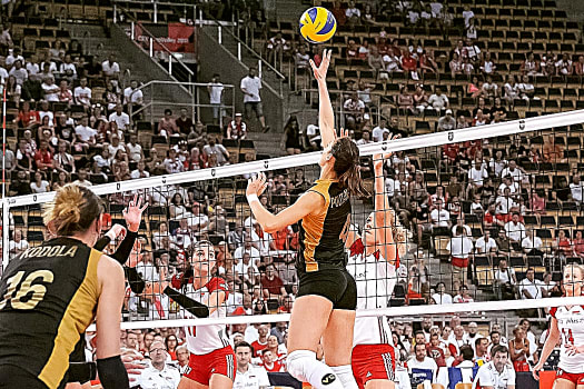volleynetwork international - athletes - action picture - volleyball professional alla politanska setting