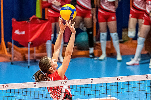 volleynetwork international - athletes - action picture - volleyball professional alla politanska setting