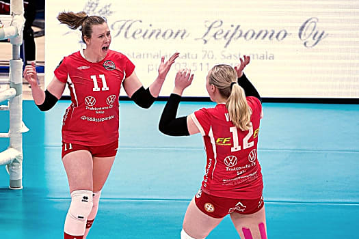 volleynetwork international - athletes - action picture - volleyball professional saana virtanen cheering