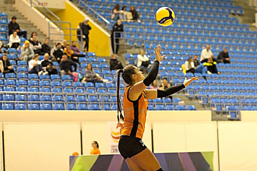 volleynetwork international - athletes - action picture - volleyball professional karolina pidhurska serving