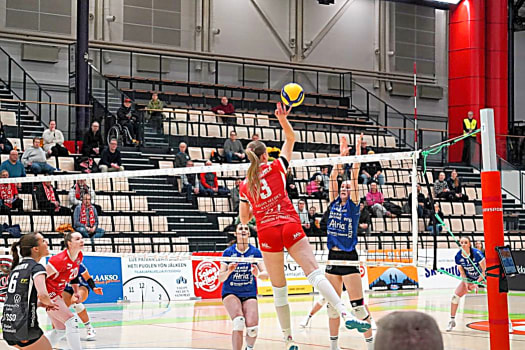 volleynetwork international - athletes - action picture - volleyball professional emmi mäki-kojola attacking