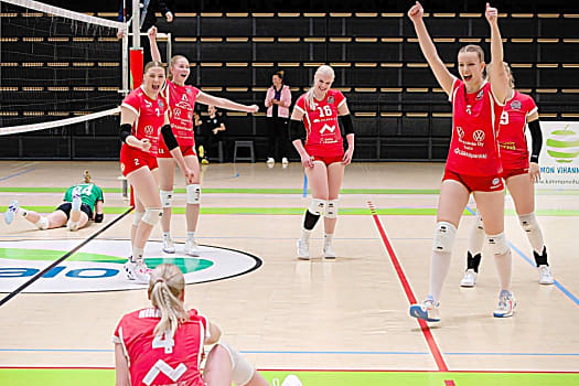 volleynetwork international - athletes - action picture - volleyball professional emmi mäki-kojola cheering