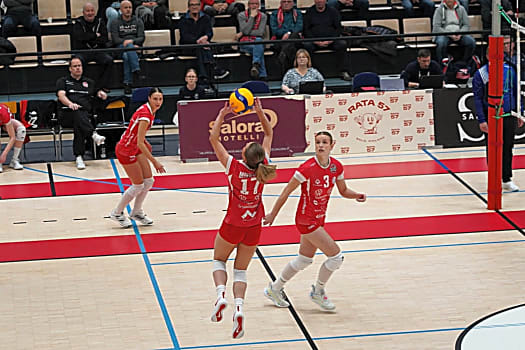 volleynetwork international - athletes - action picture - volleyball professional iida mikkonen setting