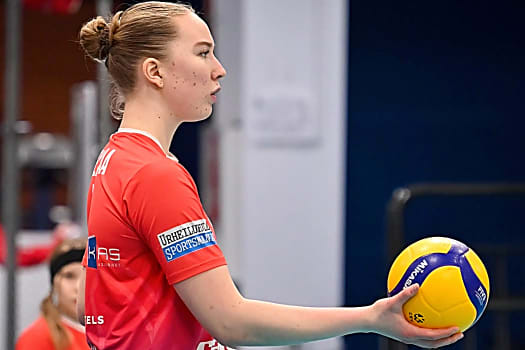 volleynetwork international - athletes - action picture - volleyball professional ella peltomaa serving