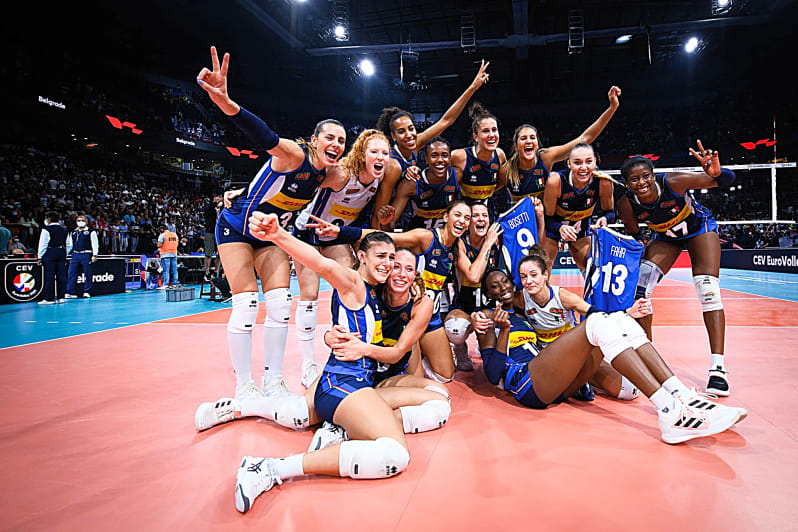 italy celebrating the 2021 eurovolleyw title