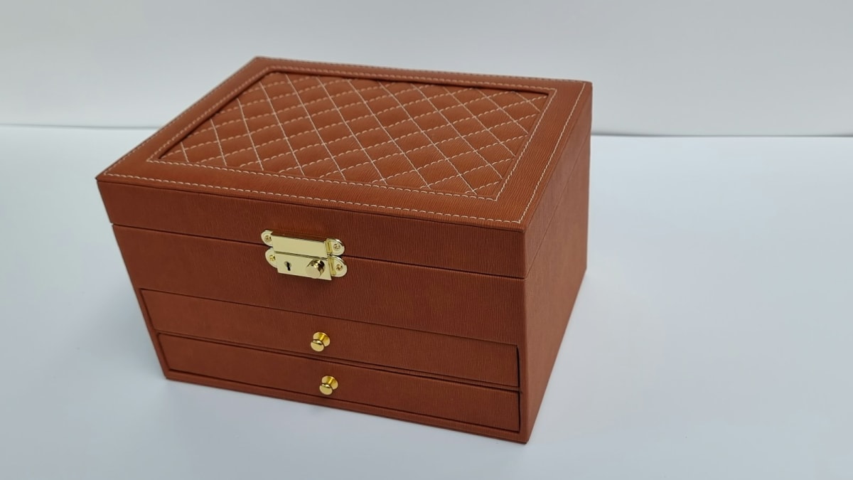 Leather gift boxes: what separates a premium unboxing from a generic one
