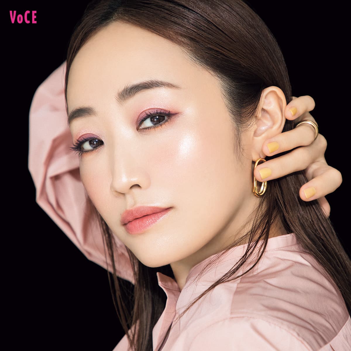 神崎恵さんが提案】ツヤ肌とアイメイクで日常にときめきを!【速報