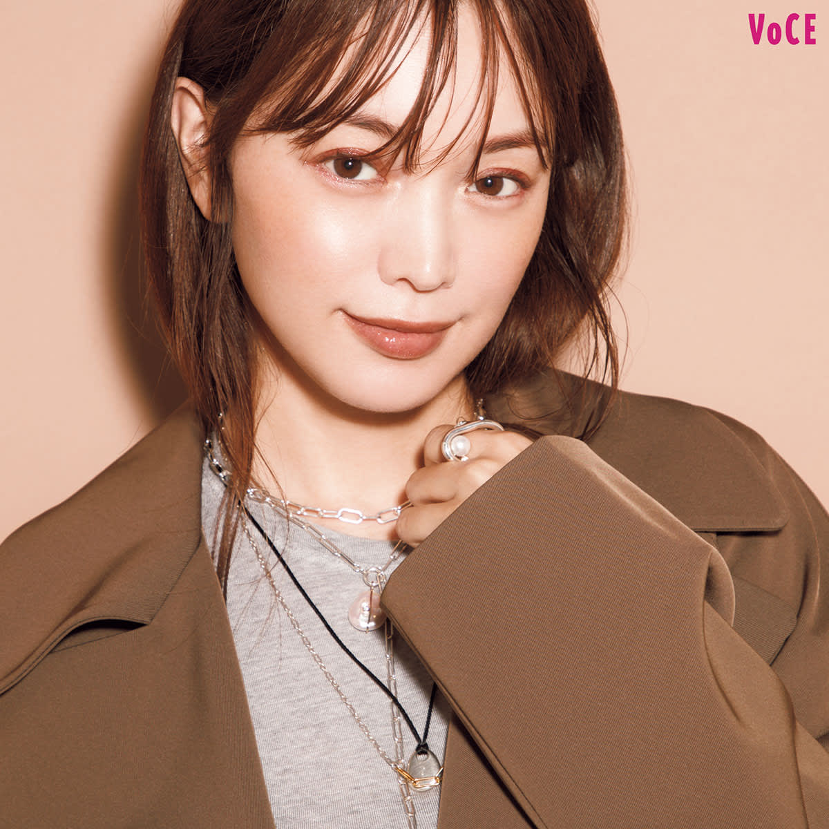蛯原友里】今季のトレンチの着こなしメイク術！ムーディな透けブラウン