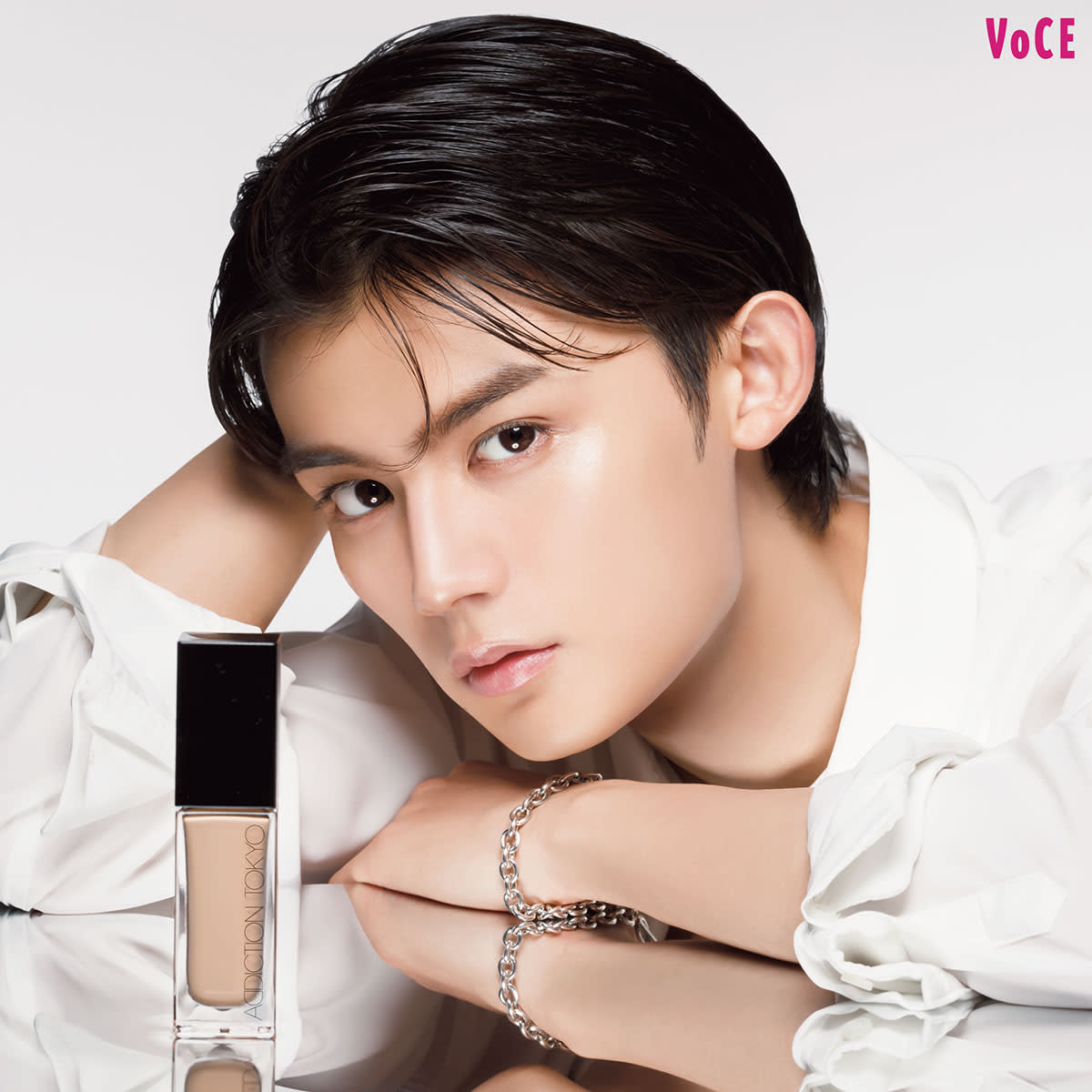 アディクションから待望の新作ファンデーションが登場。肌に光と立体感