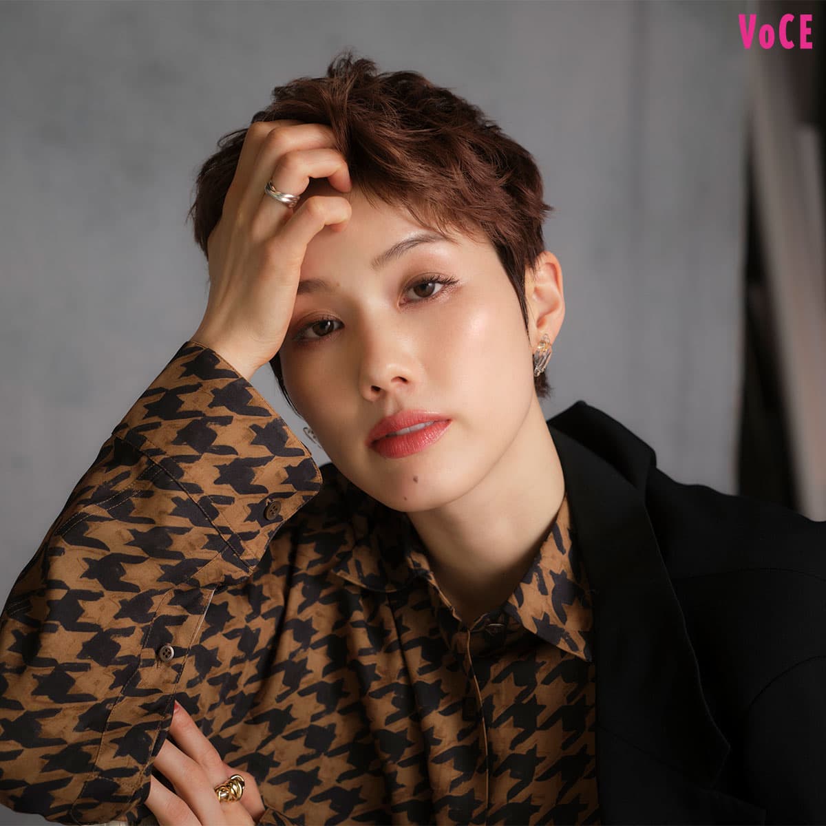 彩風咲奈】愛用メイクコスメ大量公開！「髪型はアン・ハサウェイを