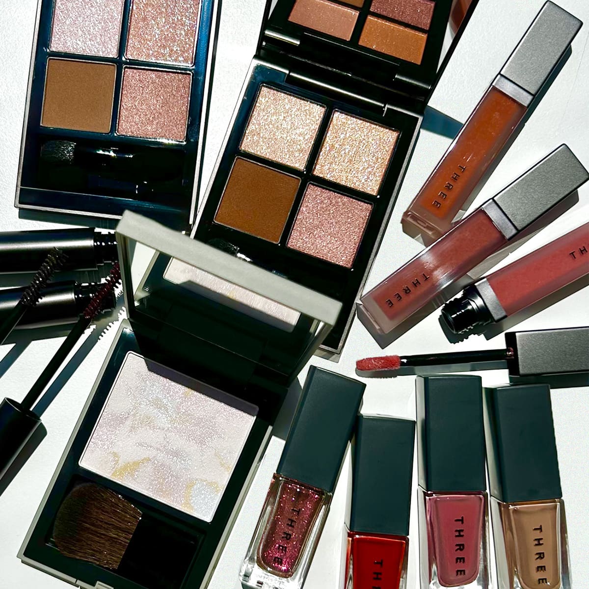 THREE・秋コスメ2025】7／30発売・自然界の不調和な“色”と“輝き”を