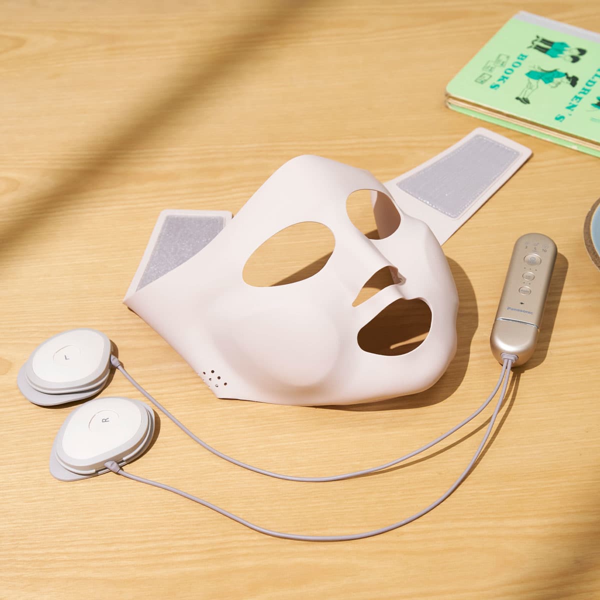 パナソニックのマスク型イオン美顔器があれば、“ながら美容”でも 