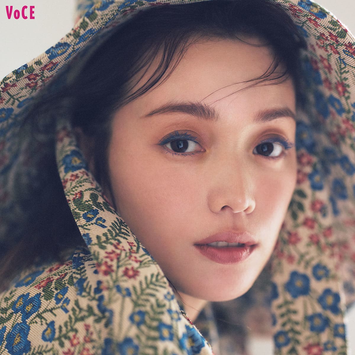 蛯原友里】秋メイクにブルーマスカラを。視線を引き寄せるアイメイクに