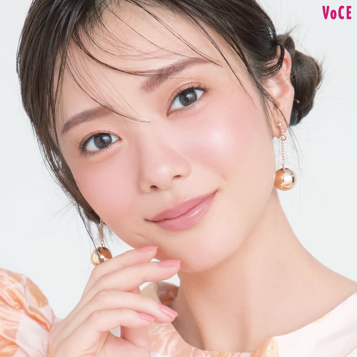 メイクコスメ 櫻坂46田村保乃】プチプラアイパレでつくる春の旬顔！多色グリッターで