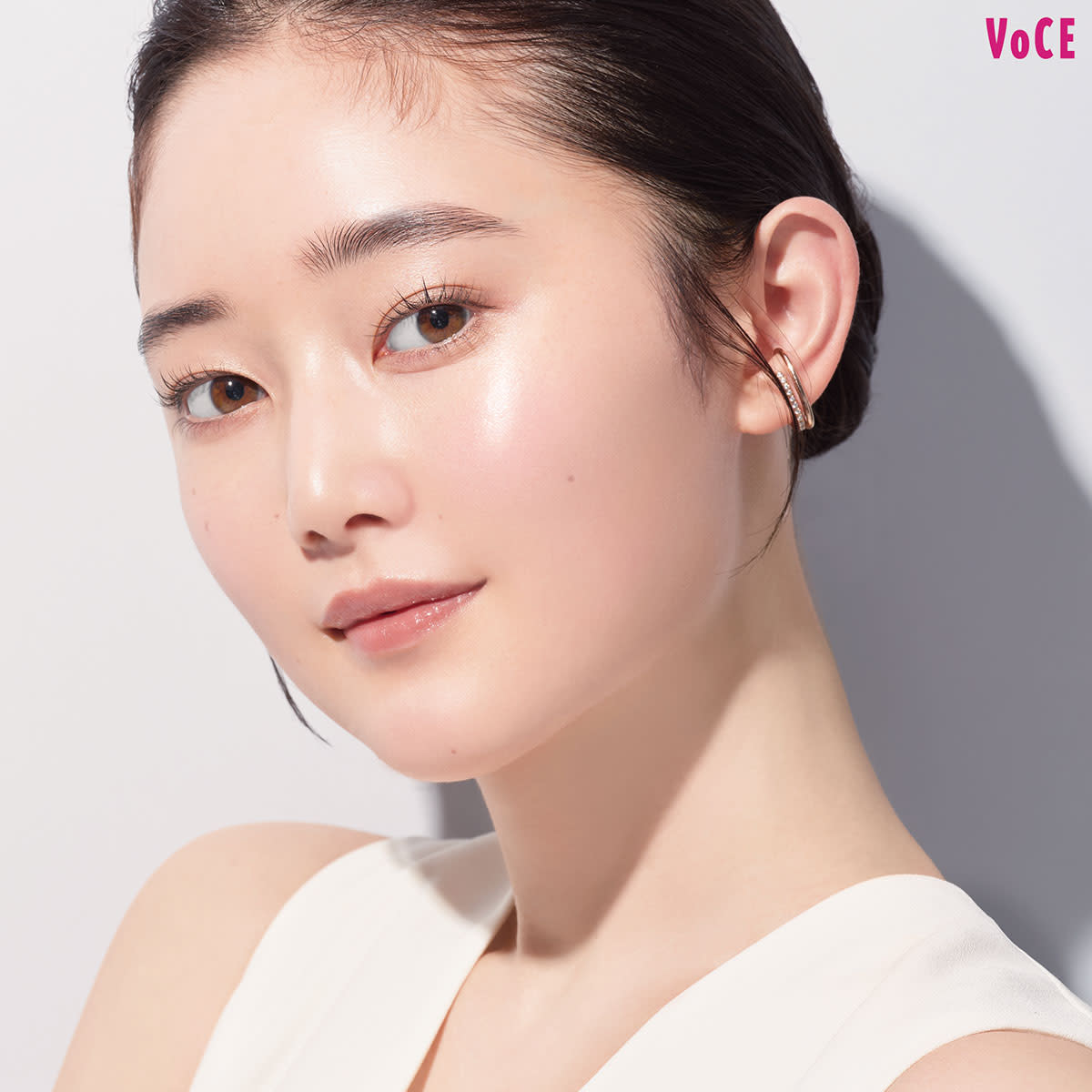 乾燥した肌を潤いで守る！】水分をチャージするルナソルの美容液UV[PR