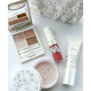 コスメデコルテ　2024年クリスマスコフレ コスメデコルテのクリスマスコフレ2024、“白い花が咲く”ポーチ付き！4