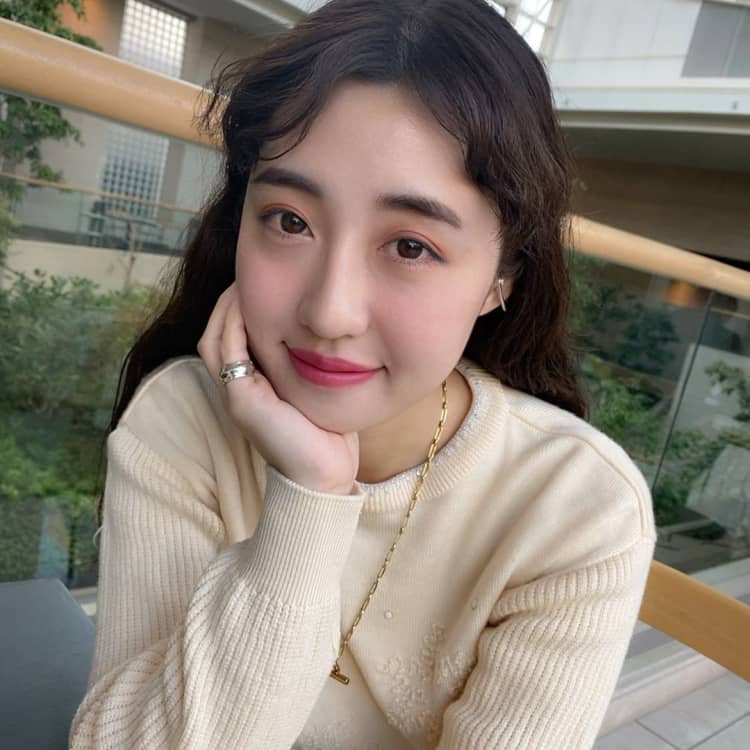 白のワントーンコーデに似合う【カラーメイク】!編集・河津美咲のカラフルメイク