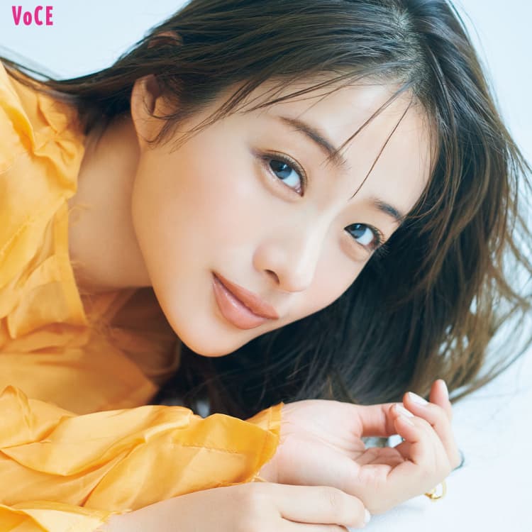 石原さとみ が結婚後初の表紙に コロナ禍で気づいた幸せの秘訣を語る Cover Beauty 美容メディアvoce ヴォーチェ