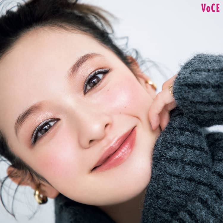 メタルのキラキラで魅せる“笑顔盛りメイク”【NARS、RMKほか】