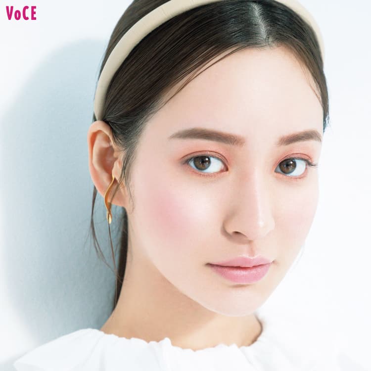 ふっくらハリ感 小顔効果どちらも欲張れる ツヤ シェードチーク チークで美肌見せ 美容メディアvoce ヴォーチェ