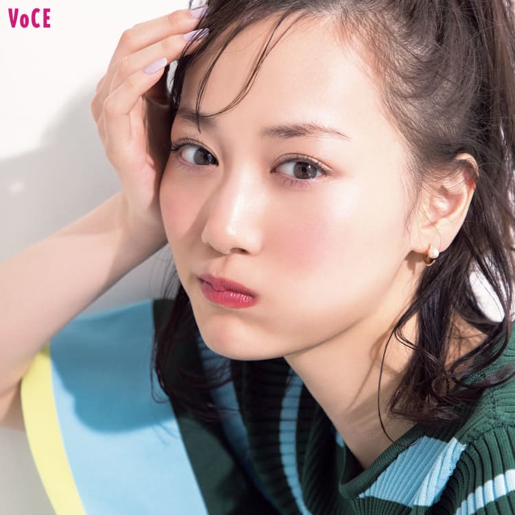 【山下美月】が赤ツヤリップでとびきりピュアでお茶目な顔に