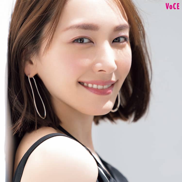 新垣結衣】「キャリアを重ねても、プレッシャーはなくならない。むしろ増える一方な気がします」【COVER  BEAUTY】｜美容メディアVOCE（ヴォーチェ）