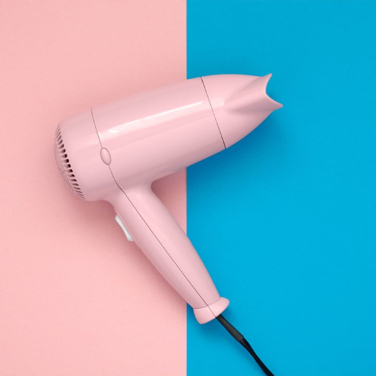 【ドライヤーの電気代】節約術6選!年間6000円以上かかっている世帯も。