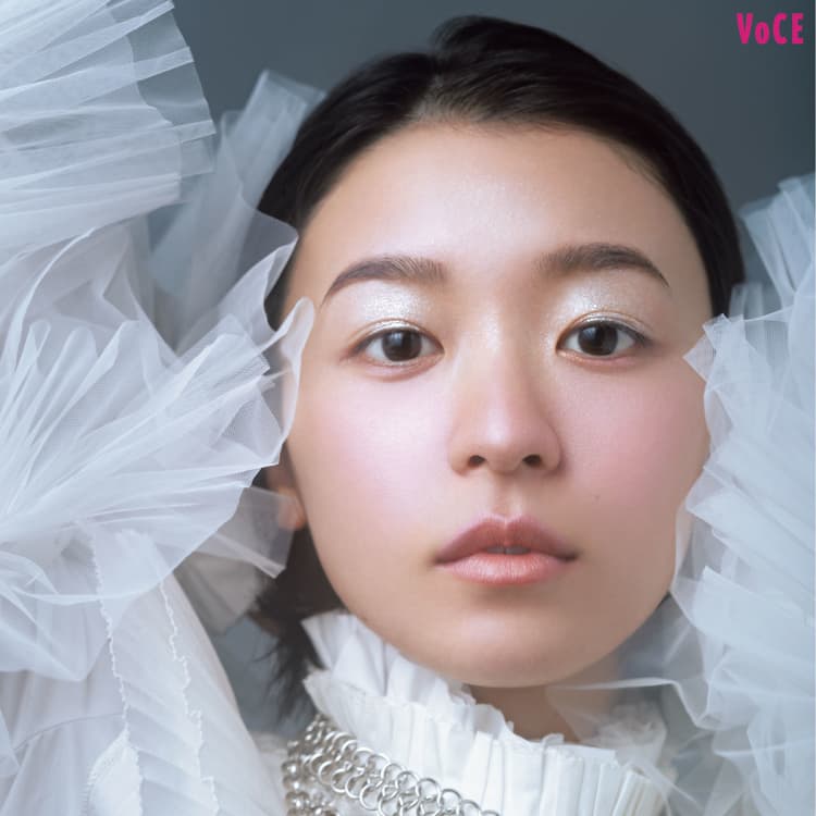 人気ヘアメイク福岡玲衣さんが提案!“光”と“ぬくもり”を使いこなす春メイク