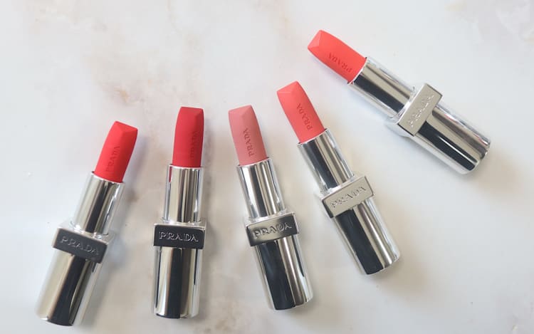 プラダ ビューティの「モノクローム ウェイトレス リップカラー」全色