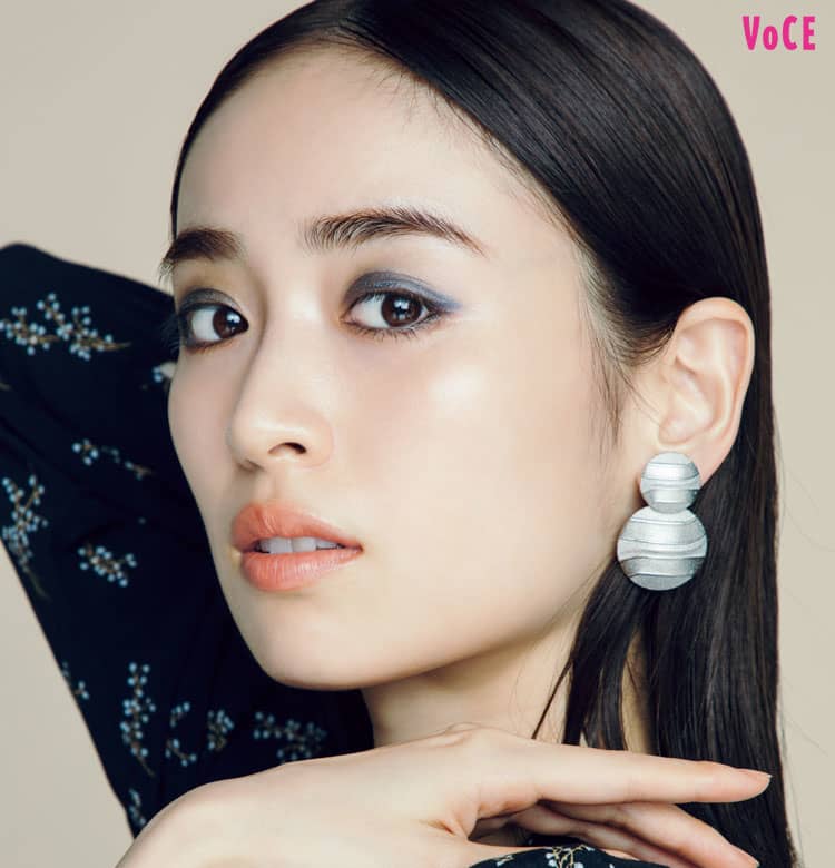 泉里香 最旬 キラグレー で寒色めメイク 洗練のクールビューティに ビューティニュース 美容メディアvoce ヴォーチェ 泉里香 最旬 キラグレー で寒色めメイク 洗練のクールビューティに ビューティニュース 美容メディアvoce ヴォーチェ