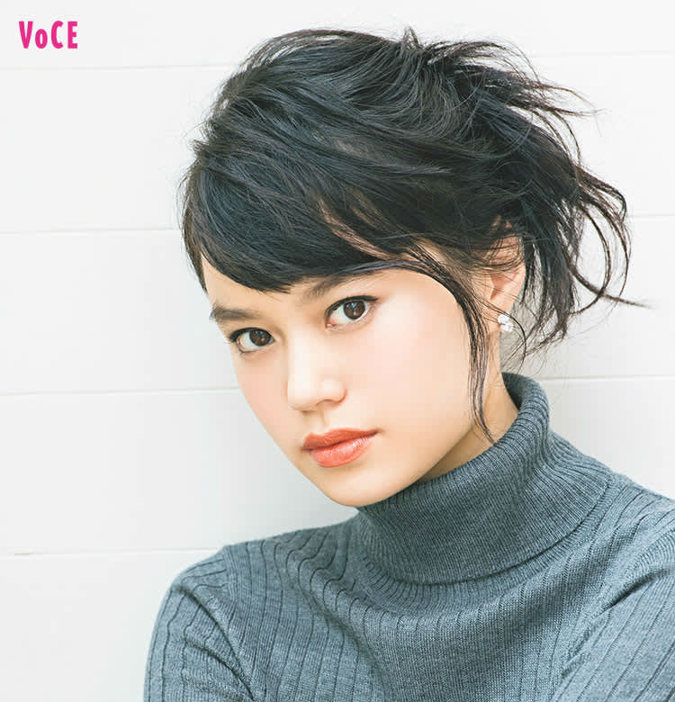 ゴム1本ヘアアレンジ タートルネックを着た日のヘアアレンジの正解は 高めゆるアップ ビューティニュース 美容メディアvoce ヴォーチェ