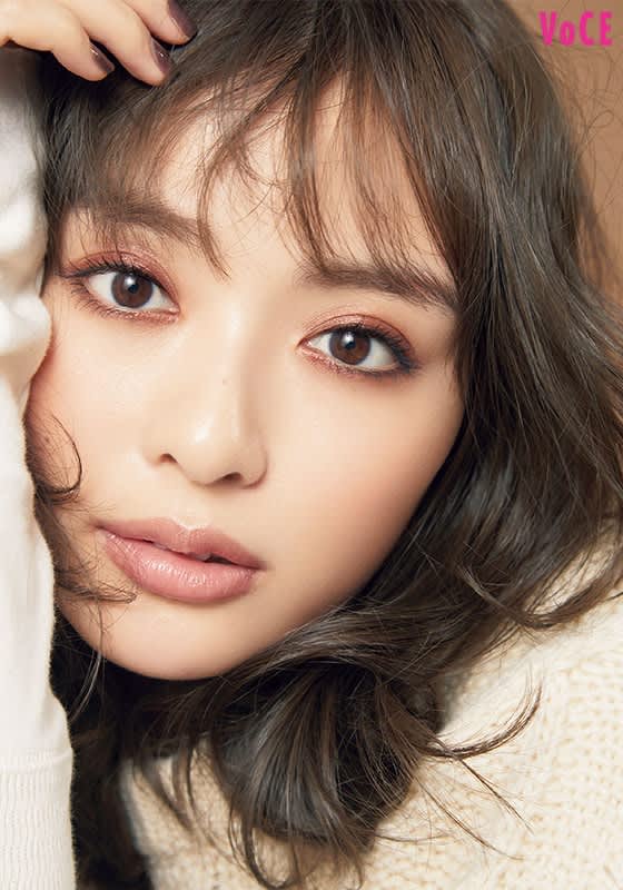 内田理央 が赤ブラウンの囲み目で大人かわいく 千吉良メイク ビューティニュース 美容メディアvoce ヴォーチェ 内田理央 が赤ブラウンの囲み目で大人かわいく 千吉良メイク ビューティニュース 美容メディアvoce ヴォーチェ